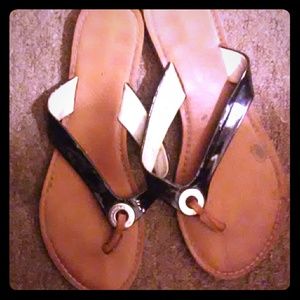 New York & Company Black Glossy Leather Flip Flops